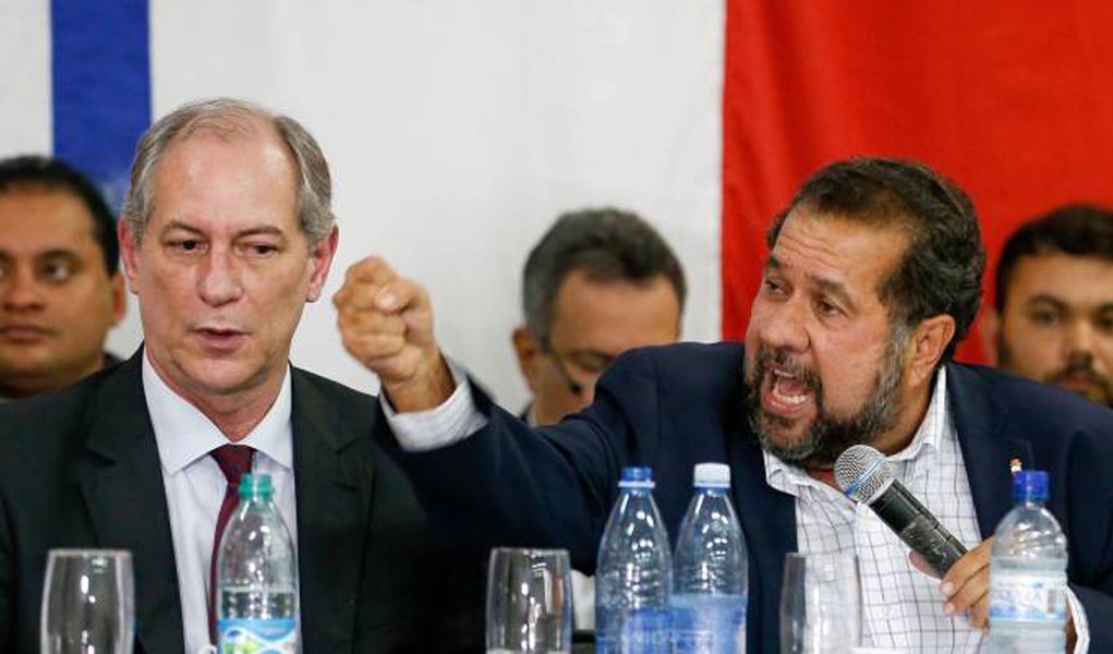 O presidente nacional do PDT, Carlos Lupi, diz duvidar que o ex-presidente Luiz Inácio Lula da Silva seja mesmo candidato nas próximas eleições; segundo Lupi, Lula "não quererá se expor após as denúncias" de que é alvo; para o presidente do PDT, Lula apresenta a candidatura como "autodefesa no processo da Justiça" e como "palco para se defender" (Foto: Giuliana Miranda) O presidente nacional do PDT, Carlos Lupi, diz duvidar que o ex-presidente Luiz Inácio Lula da Silva seja mesmo candidato nas próximas eleições; segundo Lupi, Lula "não quererá se expor após as denúncias" de que é alvo; para o presidente do PDT, Lula apresenta a candidatura como "autodefesa no processo da Justiça" e como "palco para se defender"
