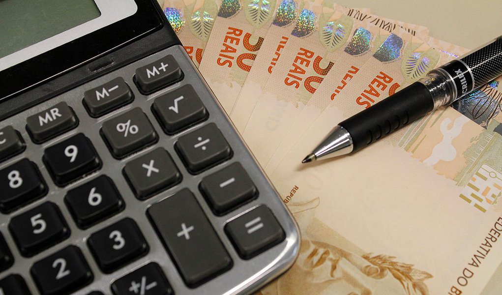 Caso a proposta de recriar a CPMF não seja aprovada pelo Congresso Nacional, o governo federal avalia a possibilidade de elevar a Cide e outros tributos para equilibrar as contas públicas no próximo ano; governo está negociando com o relator do Orçamento 2016, deputado Ricardo Barros (PP-PR), a redução na projeção de arrecadação com a volta da CPMF no próximo ano, atualmente em R$ 32 bilhões; Barros, porém, deverá retirar a estimativa de receita com a CPMF do Orçamento devido às incertezas quanto a aprovação da medida (Foto: Paulo Emílio) Caso a proposta de recriar a CPMF não seja aprovada pelo Congresso Nacional, o governo federal avalia a possibilidade de elevar a Cide e outros tributos para equilibrar as contas públicas no próximo ano; governo está negociando com o relator do Orçamento 2016, deputado Ricardo Barros (PP-PR), a redução na projeção de arrecadação com a volta da CPMF no próximo ano, atualmente em R$ 32 bilhões; Barros, porém, deverá retirar a estimativa de receita com a CPMF do Orçamento devido às incertezas quanto a aprovação da medida