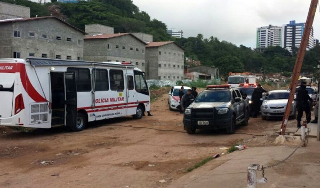 Uma operação polícia cumpre 30 mandados de prisão, busca e apreensão em cidades alagoanas e pernambucanas; segundo a polícia Civil, os suspeitos têm envolvimento com o tráfico de drogas e homicídios; mais de 140 agentes da segurança pública participam da ação (Foto: Voney Malta) Uma operação polícia cumpre 30 mandados de prisão, busca e apreensão em cidades alagoanas e pernambucanas; segundo a polícia Civil, os suspeitos têm envolvimento com o tráfico de drogas e homicídios; mais de 140 agentes da segurança pública participam da ação