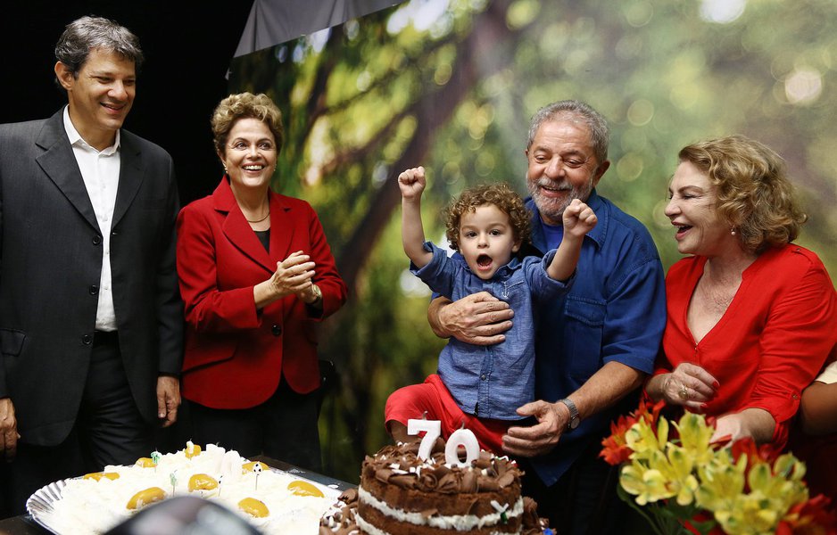 Desde a manhã de ontem, quando a Polícia Federal realizou busca e apreensão numa das empresas de Luis Claudio Lula da Silva, filho do ex-presidente Lula, diversos colunistas políticos especularam sobre o iminente rompimento dele com a sua sucessora, a presidente Dilma Rousseff; pelo que se viu nesta terça-feira, na festa de 70 anos de Lula, a nova fase da Operação Zelotes não afetou a relação entre os dois; advogados de Luis Claudio já preparam ação contra o que chamam de 'ilegalidades' da operação; pedido de busca e apreensão foi formulado pelo Ministério Público – e não pela Polícia Federal (Foto: Leonardo Attuch) Desde a manhã de ontem, quando a Polícia Federal realizou busca e apreensão numa das empresas de Luis Claudio Lula da Silva, filho do ex-presidente Lula, diversos colunistas políticos especularam sobre o iminente rompimento dele com a sua sucessora, a presidente Dilma Rousseff; pelo que se viu nesta terça-feira, na festa de 70 anos de Lula, a nova fase da Operação Zelotes não afetou a relação entre os dois; advogados de Luis Claudio já preparam ação contra o que chamam de 'ilegalidades' da operação; pedido de busca e apreensão foi formulado pelo Ministério Público – e não pela Polícia Federal