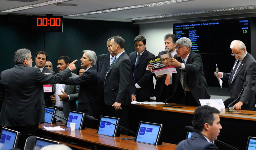 Sessão do Conselho de Ética que trata do processo de cassação do mandato do presidente da Câmara, Eduardo Cunha (PMDB-RJ), teve o seu início marcado por um bate-boca entre aliados do peemedebista e ativistas que pedem o seu afastamento do cargo; cofusão começou quando o presidente do colegiado, José Carlos Araújo (PR-BA), recebeu uma petição da ONG Avaaz com 1,3 milhão de assinaturas pedindo a cassação do mandato do peemedebista; coordenador da Avaaz, Diego Casaes, foi xingado pelo deputado Laerte Bessa (PR-DF) de "palhaço, babaca, e vagabundo"; deputado federal Julio delgado (PSB-MG) defendeu o ativista e afirmou: "O Cunha é o campeão de processos da Lava-Jato" (Foto: Paulo Emílio) Sessão do Conselho de Ética que trata do processo de cassação do mandato do presidente da Câmara, Eduardo Cunha (PMDB-RJ), teve o seu início marcado por um bate-boca entre aliados do peemedebista e ativistas que pedem o seu afastamento do cargo; cofusão começou quando o presidente do colegiado, José Carlos Araújo (PR-BA), recebeu uma petição da ONG Avaaz com 1,3 milhão de assinaturas pedindo a cassação do mandato do peemedebista; coordenador da Avaaz, Diego Casaes, foi xingado pelo deputado Laerte Bessa (PR-DF) de "palhaço, babaca, e vagabundo"; deputado federal Julio delgado (PSB-MG) defendeu o ativista e afirmou: "O Cunha é o campeão de processos da Lava-Jato"