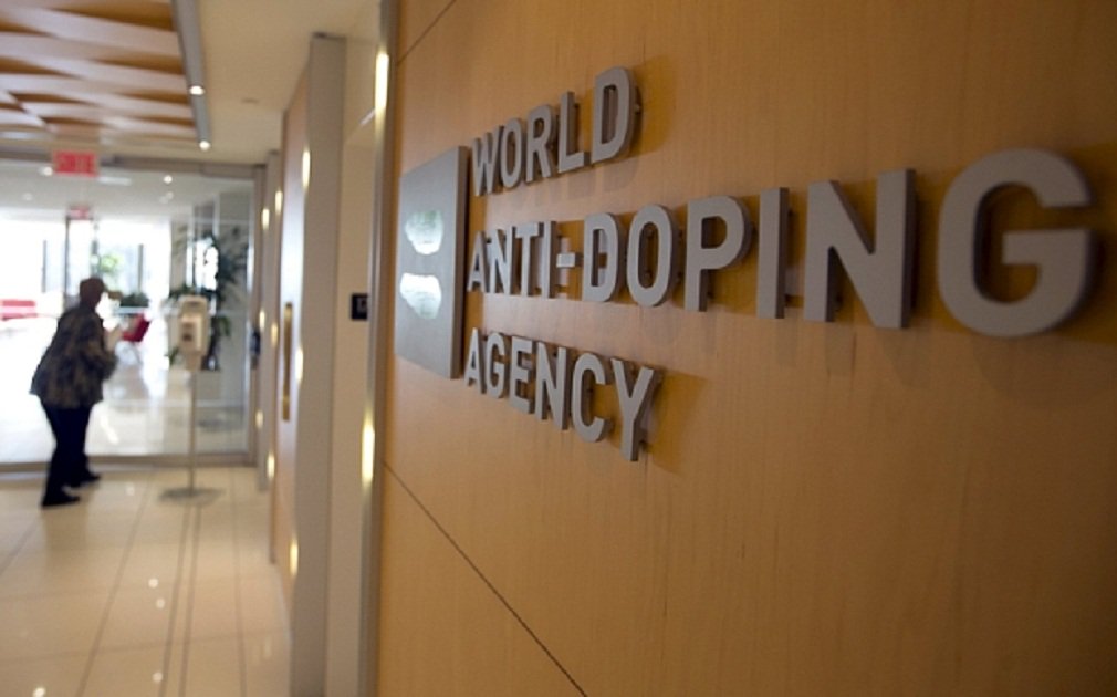 A woman walks into the head office for the World Anti-Doping Agency (WADA) in Montreal, November 9, 2015. An international anti-doping commission recomm (Foto: José Barbacena) A woman walks into the head office for the World Anti-Doping Agency (WADA) in Montreal, November 9, 2015. An international anti-doping commission recomm