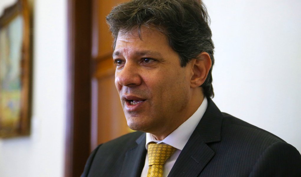 Em mensagem de despedida, publicada neste sábado (31), o prefeito Fernando Haddad (PT) faz um balanço da sua administração e defende os quatro anos em que passou à frente da prefeitura de São Paulo; "É evidente que não deu pra fazer tudo que gostaríamos. Mas foram muitas as realizações nos quatro cantos da cidade, sobretudo na periferia. Fizemos o que precisava ser feito. Sem cálculo eleitoral, sem demagogia ou pirotecnia. Nunca acreditei nas saídas fáceis para se resolver um problema e, do mesmo modo, jamais tomei uma decisão "jogando para a torcida"", diz (Foto: Valter Lima) Em mensagem de despedida, publicada neste sábado (31), o prefeito Fernando Haddad (PT) faz um balanço da sua administração e defende os quatro anos em que passou à frente da prefeitura de São Paulo; "É evidente que não deu pra fazer tudo que gostaríamos. Mas foram muitas as realizações nos quatro cantos da cidade, sobretudo na periferia. Fizemos o que precisava ser feito. Sem cálculo eleitoral, sem demagogia ou pirotecnia. Nunca acreditei nas saídas fáceis para se resolver um problema e, do mesmo modo, jamais tomei uma decisão "jogando para a torcida"", diz