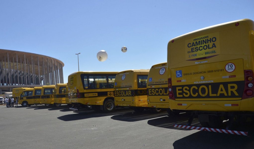 Empresas que prestam serviço de transporte escolar aos alunos da rede pública do Distrito Federal voltaram a paralisar as atividades a partir desta quinta-feira (1º), por tempo indeterminado. a categoria cobra o pagamento de repasses atrasados que somam R$ 40 milhões. a estimativa é de que até 60 mil crianças e adolescentes sejam prejudicados pela greve (Foto: Leonardo Lucena) Empresas que prestam serviço de transporte escolar aos alunos da rede pública do Distrito Federal voltaram a paralisar as atividades a partir desta quinta-feira (1º), por tempo indeterminado. a categoria cobra o pagamento de repasses atrasados que somam R$ 40 milhões. a estimativa é de que até 60 mil crianças e adolescentes sejam prejudicados pela greve