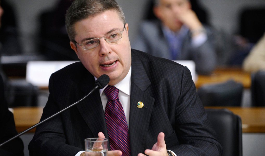 A senadora Gleisi Hoffmann (PT-PR) apresentou uma questão de ordem, com base no Código de Ética e Decoro Parlamentar, questionando a isenção e imparcialidade do senador tucano Antonio Anastasia; já a senadora Vanessa Graziotin (PcdoB-AM), que argumentou que o PSDB não poderia indicar a relatoria devido ao fato de o coordenador Jurídico Nacional do partido, Flávio Henrique Costa Pereira, ter subscrito o pedido de impeachment acatado por Cunha, além de ter atuação no pedido do PSDB junto ao TSE para impugnação da prestação de contas da presidenta Dilma Rousseff (Foto: Valter Lima) A senadora Gleisi Hoffmann (PT-PR) apresentou uma questão de ordem, com base no Código de Ética e Decoro Parlamentar, questionando a isenção e imparcialidade do senador tucano Antonio Anastasia; já a senadora Vanessa Graziotin (PcdoB-AM), que argumentou que o PSDB não poderia indicar a relatoria devido ao fato de o coordenador Jurídico Nacional do partido, Flávio Henrique Costa Pereira, ter subscrito o pedido de impeachment acatado por Cunha, além de ter atuação no pedido do PSDB junto ao TSE para impugnação da prestação de contas da presidenta Dilma Rousseff