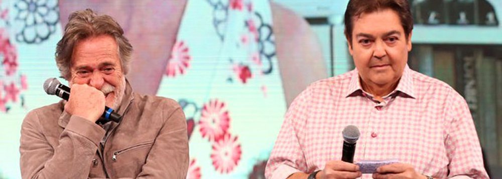 Fernando Brito, do Tijolaço, destaca que, ao narrar no Domingão do Faustão o episódio em que cuspiu em uma pessoa após ser xingado em um restaurante com sua mulher, o ator José de Abreu aproveitou o espaço para denunciar o golpe contra Dilma Rousseff: "Se todos que sabem deste óbvio falassem publicamente, o Brasil retomaria a esperança de que a vergonha pública cessaria no país. Inclusive os “globais” que, como registrou o próprio Zé de Abreu, escondem sua própria covardia alegando temor de represálias" (Foto: Roberta Namour) Fernando Brito, do Tijolaço, destaca que, ao narrar no Domingão do Faustão o episódio em que cuspiu em uma pessoa após ser xingado em um restaurante com sua mulher, o ator José de Abreu aproveitou o espaço para denunciar o golpe contra Dilma Rousseff: "Se todos que sabem deste óbvio falassem publicamente, o Brasil retomaria a esperança de que a vergonha pública cessaria no país. Inclusive os “globais” que, como registrou o próprio Zé de Abreu, escondem sua própria covardia alegando temor de represálias"