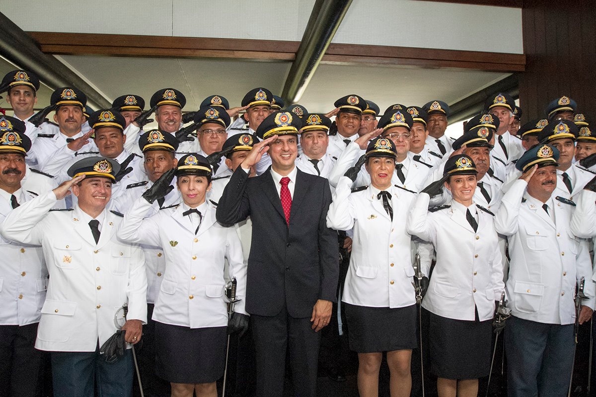 O governador Camilo Santana (PT) dá início nesta quarta (16) a uma série de dez solenidades de promoção de policiais e bombeiros militares. Cerca de 9 mil agentes da Capital e Interior serão beneficiados. O primeiro ato acontece a partir das 9h, no Centro de Eventos, em Fortaleza (Foto: Rodrigo Rocha) O governador Camilo Santana (PT) dá início nesta quarta (16) a uma série de dez solenidades de promoção de policiais e bombeiros militares. Cerca de 9 mil agentes da Capital e Interior serão beneficiados. O primeiro ato acontece a partir das 9h, no Centro de Eventos, em Fortaleza