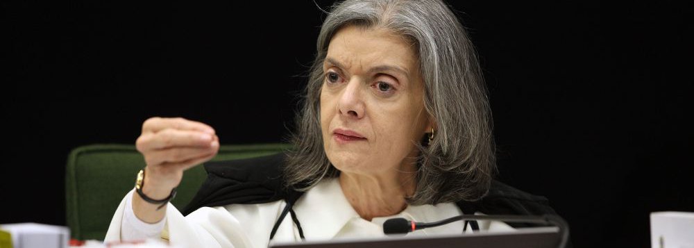 A presidente do Supremo Tribunal Federal, ministra Cármen Lúcia, criticou, em nota, a decisão do Congresso Nacional, que, na noite de ontem, retalhou a proposta das "10 medidas contra a corrupção" e incluiu no pacote a punição a juízes e procuradores por abuso de autoridade; "O Judiciário brasileiro vem cumprindo o seu papel. Já se cassaram magistrados em tempos mais tristes. Pode-se tentar calar o juiz, mas nunca se conseguiu, nem se conseguirá, calar a Justiça", disse ela; integrantes da força-tarefa da Lava Jato disseram que a intenção das medidas é intimidar o Judiciário (Foto: Leonardo Attuch) A presidente do Supremo Tribunal Federal, ministra Cármen Lúcia, criticou, em nota, a decisão do Congresso Nacional, que, na noite de ontem, retalhou a proposta das "10 medidas contra a corrupção" e incluiu no pacote a punição a juízes e procuradores por abuso de autoridade; "O Judiciário brasileiro vem cumprindo o seu papel. Já se cassaram magistrados em tempos mais tristes. Pode-se tentar calar o juiz, mas nunca se conseguiu, nem se conseguirá, calar a Justiça", disse ela; integrantes da força-tarefa da Lava Jato disseram que a intenção das medidas é intimidar o Judiciário