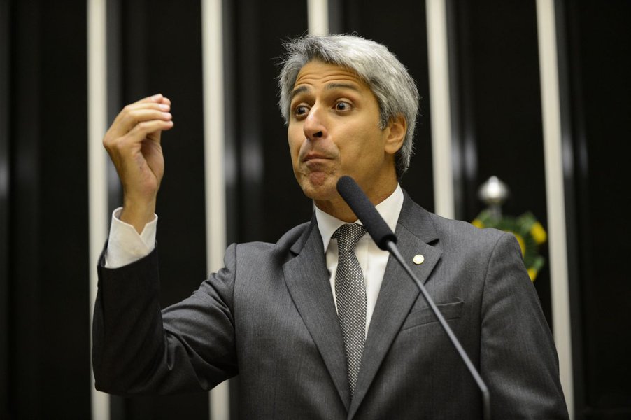 Os líderes do Psol, Chico Alencar (RJ), e da Rede Sustentabilidade, Alessandro Molon (RJ), se pronunciaram sobre a decisão do presidente da Câmara, Eduardo Cunha (PMDB-RJ), de autorizar a abertura de processo de impeachment da presidente Dilma; segundo o líderda Rede, a conduta de Cunha é "uma clara retaliação à perspectiva de derrota no Conselho de Ética"; "Espero que o Procurador-Geral da República acolha a nossa representação, que pede seu afastamento imediato, para livrar a República da lógica da chantagem e da ameaça" (Foto: Leonardo Lucena) Os líderes do Psol, Chico Alencar (RJ), e da Rede Sustentabilidade, Alessandro Molon (RJ), se pronunciaram sobre a decisão do presidente da Câmara, Eduardo Cunha (PMDB-RJ), de autorizar a abertura de processo de impeachment da presidente Dilma; segundo o líderda Rede, a conduta de Cunha é "uma clara retaliação à perspectiva de derrota no Conselho de Ética"; "Espero que o Procurador-Geral da República acolha a nossa representação, que pede seu afastamento imediato, para livrar a República da lógica da chantagem e da ameaça"