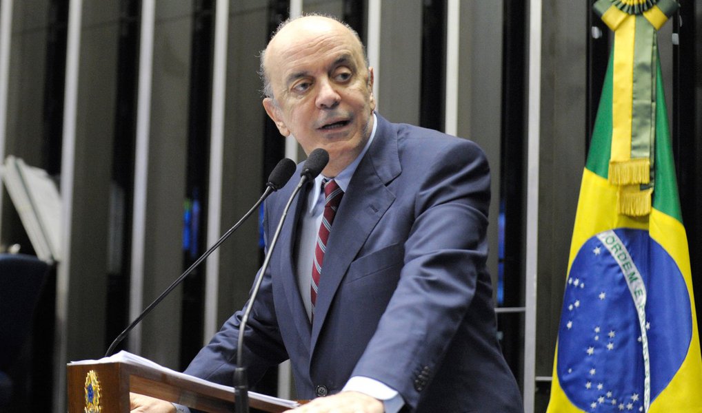 O senador José Serra (PSDB-SP) foi convidado para ser o ministro das Relações Exteriores do eventual governo de Michel Temer; o tucano já teria se reunido ontem com Moreira Franco, quando fecharam o desenho do Ministério das Relações Exteriores sob a eventual administração Temer; haveria uma guinada para a área de promoção comercial do Brasil no exterior (Foto: Valter Lima) O senador José Serra (PSDB-SP) foi convidado para ser o ministro das Relações Exteriores do eventual governo de Michel Temer; o tucano já teria se reunido ontem com Moreira Franco, quando fecharam o desenho do Ministério das Relações Exteriores sob a eventual administração Temer; haveria uma guinada para a área de promoção comercial do Brasil no exterior