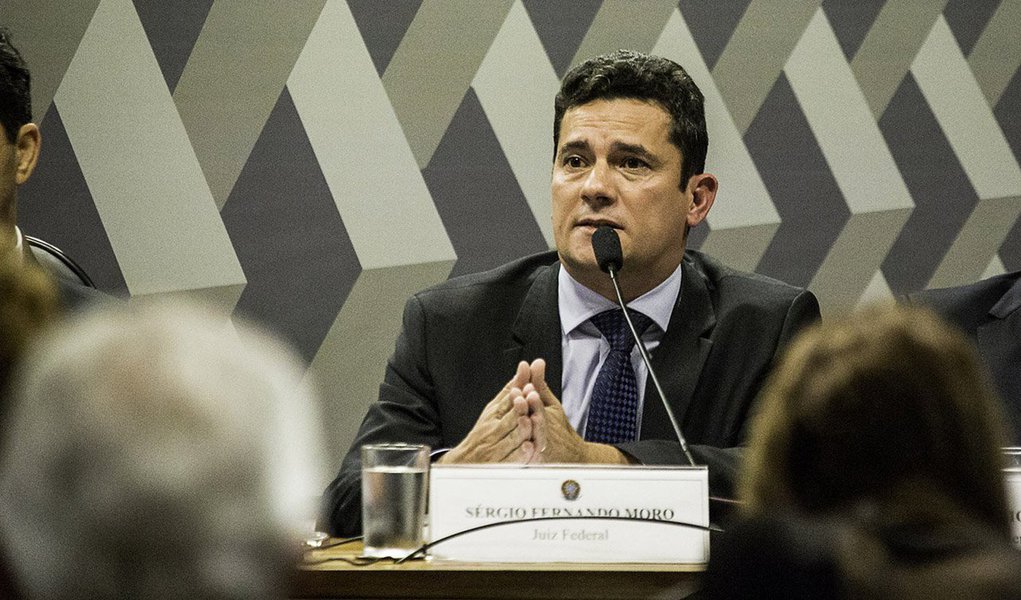 Depois que aumentaram as críticas ao juiz Sérgio Moro pelas ações contra o ex-presidente Luiz Inácio Lula da Silva e a presidente Dilma Rousseff, o magistrado teve sua segurança pessoal reforçada; atuação de Moro tem sido condenada por juristas, apoiadores do governo, além de setores da advocacia; Ordem dos Advogados do Brasil, por exemplo, criou comissão para investigar a legalidade de interceptações telefônicas envolvendo os advogados do ex-presidente (Foto: Aquiles Lins) Depois que aumentaram as críticas ao juiz Sérgio Moro pelas ações contra o ex-presidente Luiz Inácio Lula da Silva e a presidente Dilma Rousseff, o magistrado teve sua segurança pessoal reforçada; atuação de Moro tem sido condenada por juristas, apoiadores do governo, além de setores da advocacia; Ordem dos Advogados do Brasil, por exemplo, criou comissão para investigar a legalidade de interceptações telefônicas envolvendo os advogados do ex-presidente