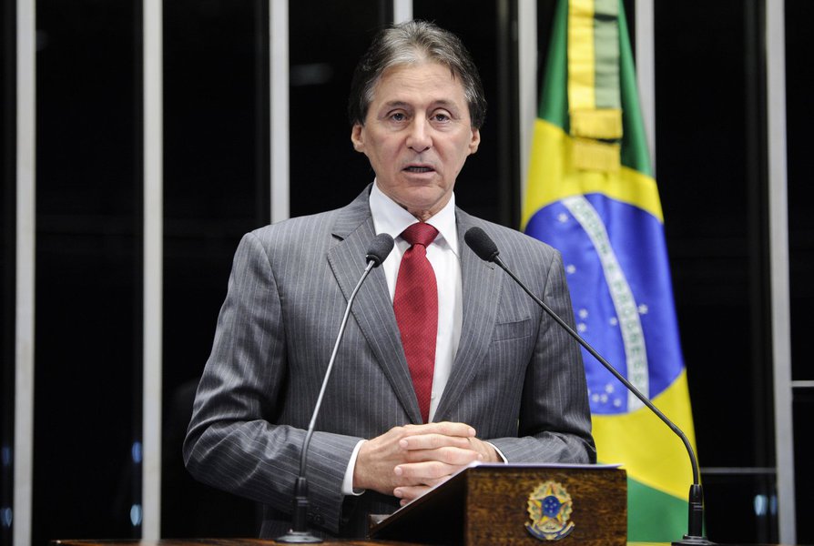 O senador Eunício Oliveira (PMDB-CE) deu entrada em Projeto de Lei para impedir que a mudança da regra seja feita pela Anatel em ocasião futura. "No atual momento, quando se verifica uma atuação coordenada desses grandes grupos tentando aumentar seus lucros por meio de cobranças adicionais indevidas aos consumidores, é necessária uma resposta rápida do Congresso", disse (Foto: Rodrigo Rocha) O senador Eunício Oliveira (PMDB-CE) deu entrada em Projeto de Lei para impedir que a mudança da regra seja feita pela Anatel em ocasião futura. "No atual momento, quando se verifica uma atuação coordenada desses grandes grupos tentando aumentar seus lucros por meio de cobranças adicionais indevidas aos consumidores, é necessária uma resposta rápida do Congresso", disse