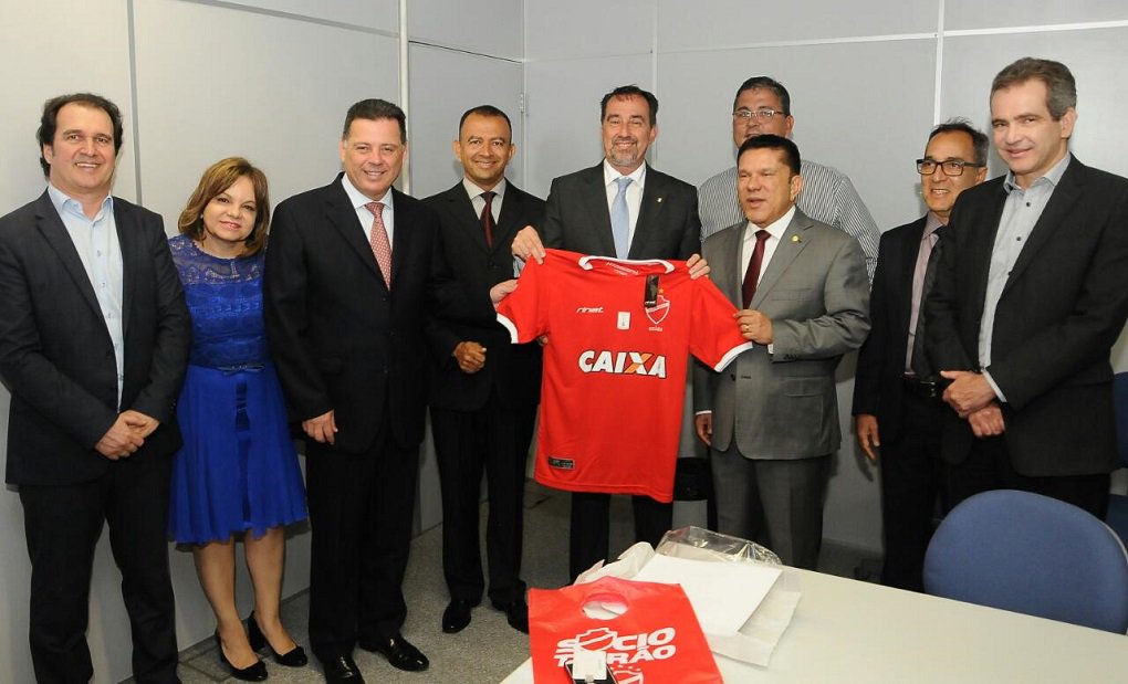 “Esse patrocínio vai mudar a história do Vila. É um grande divisor de águas”, afirmou o presidente do Vila Nova Futebol Clube, Ecival Martins, durante reunião na tarde desta segunda-feira que confirmou o patrocínio da Caixa Econômica Federal ao clube; o governador Marconi Perillo, responsável direto por propiciar o apoio da Caixa ao Vila Nova, o presidente da Caixa, Gilberto Occhi e o presidente do clube se reuniram na sede da Superintendência da Caixa em Goiás para oficializar o patrocínio (Foto: José Barbacena) “Esse patrocínio vai mudar a história do Vila. É um grande divisor de águas”, afirmou o presidente do Vila Nova Futebol Clube, Ecival Martins, durante reunião na tarde desta segunda-feira que confirmou o patrocínio da Caixa Econômica Federal ao clube; o governador Marconi Perillo, responsável direto por propiciar o apoio da Caixa ao Vila Nova, o presidente da Caixa, Gilberto Occhi e o presidente do clube se reuniram na sede da Superintendência da Caixa em Goiás para oficializar o patrocínio