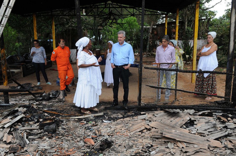 Indícios de incêndio criminoso em terreiro de candomblé motivaram a decisão do governador Rodrigo Rollemberg, que, neste sábado, visitou o local (Foto: Leonardo Attuch) Indícios de incêndio criminoso em terreiro de candomblé motivaram a decisão do governador Rodrigo Rollemberg, que, neste sábado, visitou o local