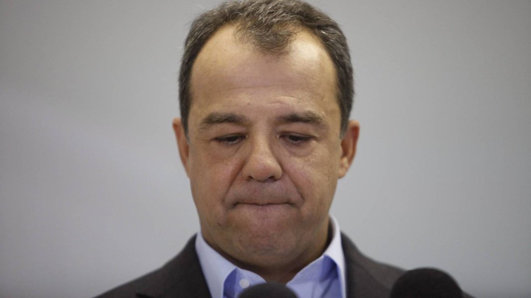 O ex-governador do Rio de Janeiro Sérgio Cabral (PMDB) teria se desentendido com seu ex-secretários de Obras Hudson Braga na semana passada, no presídio de Bangu, onde o peemedebista está preso; segundo a coluna de Lauro Jardim, a notícia publicada pelo também colunista Ancelmo Gois de que Braga "já dá sinais de que prepara a sua deleção premiada" teria irritado o ex-chefe do executivo fluminense, que reagiu cobrando lealdade (Foto: Leonardo Lucena) O ex-governador do Rio de Janeiro Sérgio Cabral (PMDB) teria se desentendido com seu ex-secretários de Obras Hudson Braga na semana passada, no presídio de Bangu, onde o peemedebista está preso; segundo a coluna de Lauro Jardim, a notícia publicada pelo também colunista Ancelmo Gois de que Braga "já dá sinais de que prepara a sua deleção premiada" teria irritado o ex-chefe do executivo fluminense, que reagiu cobrando lealdade