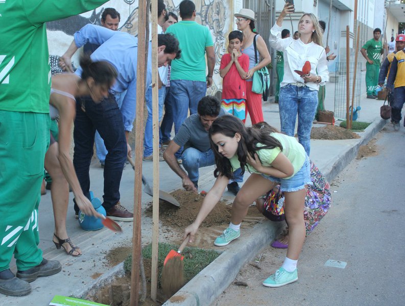 Em mais uma ação do Programa Verde Perto, na quarta-feira (25), na extensão da Rua João Gomes, no bairro do Rio Vermelho, foram plantadas 20 mudas de árvores nativas de espécies da Mata Atlântica; de acordo com o secretário de Cidade Sustentável, André Fraga, a ação visa humanizar as intervenções de requalificação que ocorrem no bairro; "As mudas estão sendo plantadas nas calçadas, o que vai proporcionar mais sombra para os pedestres e o nosso grande desafio é fazer com que moradores e comerciantes se apropriem deste plantio, ajudem a cuidar e preservar" (Foto: Romulo Faro) Em mais uma ação do Programa Verde Perto, na quarta-feira (25), na extensão da Rua João Gomes, no bairro do Rio Vermelho, foram plantadas 20 mudas de árvores nativas de espécies da Mata Atlântica; de acordo com o secretário de Cidade Sustentável, André Fraga, a ação visa humanizar as intervenções de requalificação que ocorrem no bairro; "As mudas estão sendo plantadas nas calçadas, o que vai proporcionar mais sombra para os pedestres e o nosso grande desafio é fazer com que moradores e comerciantes se apropriem deste plantio, ajudem a cuidar e preservar"