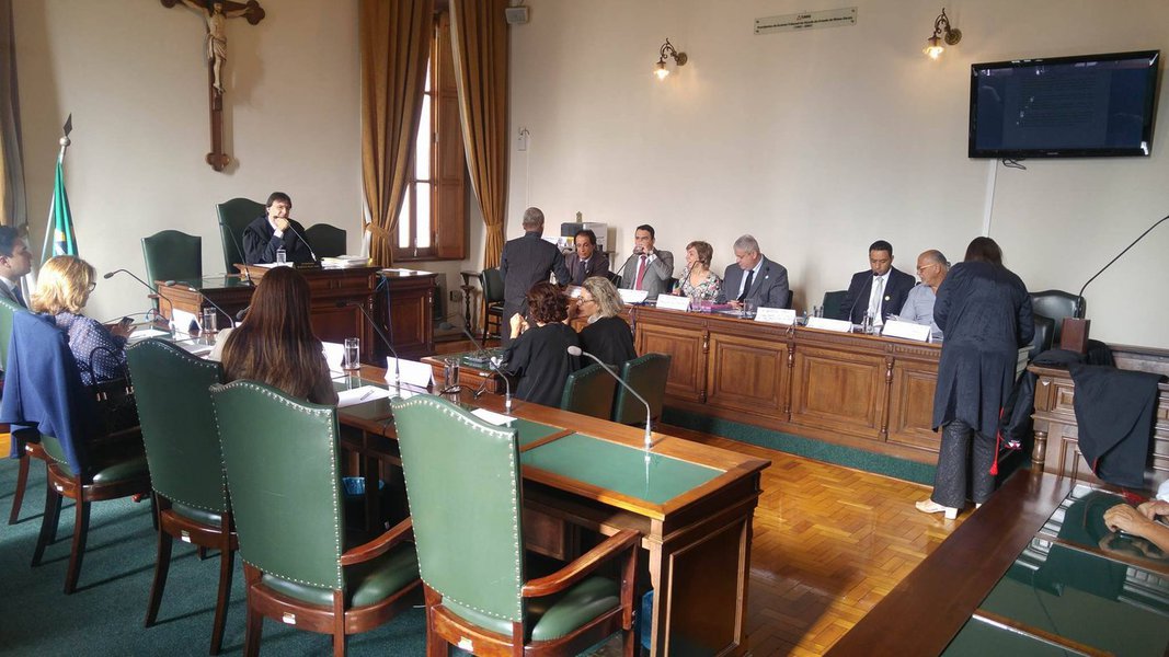 Organizada pelo Conselho Nacional de Justiça (CNJ), a Semana da Conciliação, em Minas Gerais, conseguiu realizar 4,247 acordos cíveis, o que rendeu R$ 21.973.672 em acordos; no total, ocorreram 14.249 audiências cíveis, 1.599 audiências criminais. 37.168 pessoas foram tendidas; os Juizados Especiais Cíveis lideraram o número total de audiências; em segundo lugar aparece a Justiça comum (Foto: Voney Malta) Organizada pelo Conselho Nacional de Justiça (CNJ), a Semana da Conciliação, em Minas Gerais, conseguiu realizar 4,247 acordos cíveis, o que rendeu R$ 21.973.672 em acordos; no total, ocorreram 14.249 audiências cíveis, 1.599 audiências criminais. 37.168 pessoas foram tendidas; os Juizados Especiais Cíveis lideraram o número total de audiências; em segundo lugar aparece a Justiça comum