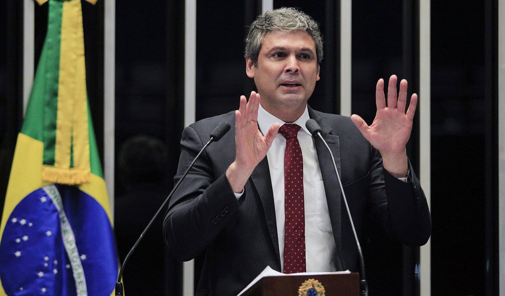 O senador Lindbergh Farias (PT-RJ) associou o movimento político pelo impeachment da presidente Dilma com o que chamou de “acordão de cúpula” destinado a abafar as investigações em curso contra a corrupção; o parlamentar reconheceu a dimensão das manifestações contra o governo do PT, mas disse a elevada rejeição atinge a todos os políticos e líderes da oposição, como o senador Aécio Neves e o governador de São Paulo, Geraldo Alckmin, ambos do PSDB que foram hostilizados nas ruas; "Eu quero chamar a atenção do povo brasileiro, em especial dos mais pobres, dos trabalhadores, para entenderem qual a causa de todo esse movimento. Eu não tenho dúvidas em afirmar que esse movimento tem como objetivo claro a retirada de direitos conquistados no último período" (Foto: Leonardo Lucena) O senador Lindbergh Farias (PT-RJ) associou o movimento político pelo impeachment da presidente Dilma com o que chamou de “acordão de cúpula” destinado a abafar as investigações em curso contra a corrupção; o parlamentar reconheceu a dimensão das manifestações contra o governo do PT, mas disse a elevada rejeição atinge a todos os políticos e líderes da oposição, como o senador Aécio Neves e o governador de São Paulo, Geraldo Alckmin, ambos do PSDB que foram hostilizados nas ruas; "Eu quero chamar a atenção do povo brasileiro, em especial dos mais pobres, dos trabalhadores, para entenderem qual a causa de todo esse movimento. Eu não tenho dúvidas em afirmar que esse movimento tem como objetivo claro a retirada de direitos conquistados no último período"
