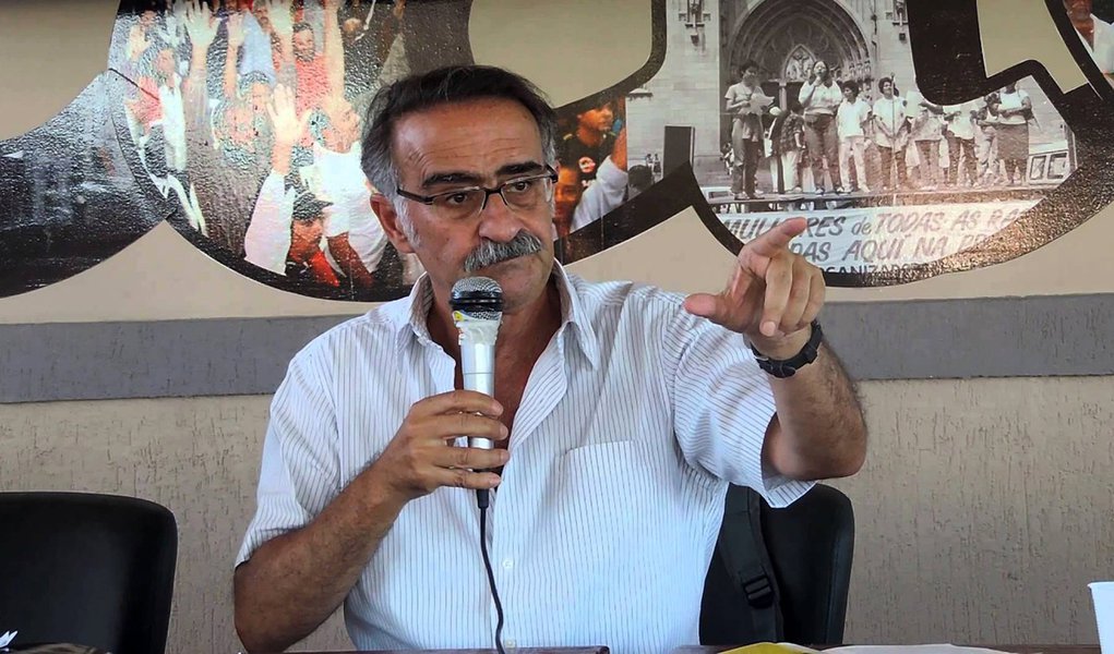A Organização Socialista Internacionalista, em 1º de maio de 1978, dia internacional dos trabalhadores, lançou, em um ato em Osasco (SP), o jornal ‘O Trabalho’, cujo primeiro editor foi o jornalista e escritor Paulo Moreira Leite. "Valeu a pena, sem dúvida, contribuir para esse passo histórico dos trabalhadores brasileiros que nunca tinham tido um partido próprio, nessa escala", conta o economista Markus Sokol, membro da Direção Nacional do Partido dos Trabalhadores, ao jornalista Renato Dias (Foto: Gisele Federicce) A Organização Socialista Internacionalista, em 1º de maio de 1978, dia internacional dos trabalhadores, lançou, em um ato em Osasco (SP), o jornal ‘O Trabalho’, cujo primeiro editor foi o jornalista e escritor Paulo Moreira Leite. "Valeu a pena, sem dúvida, contribuir para esse passo histórico dos trabalhadores brasileiros que nunca tinham tido um partido próprio, nessa escala", conta o economista Markus Sokol, membro da Direção Nacional do Partido dos Trabalhadores, ao jornalista Renato Dias