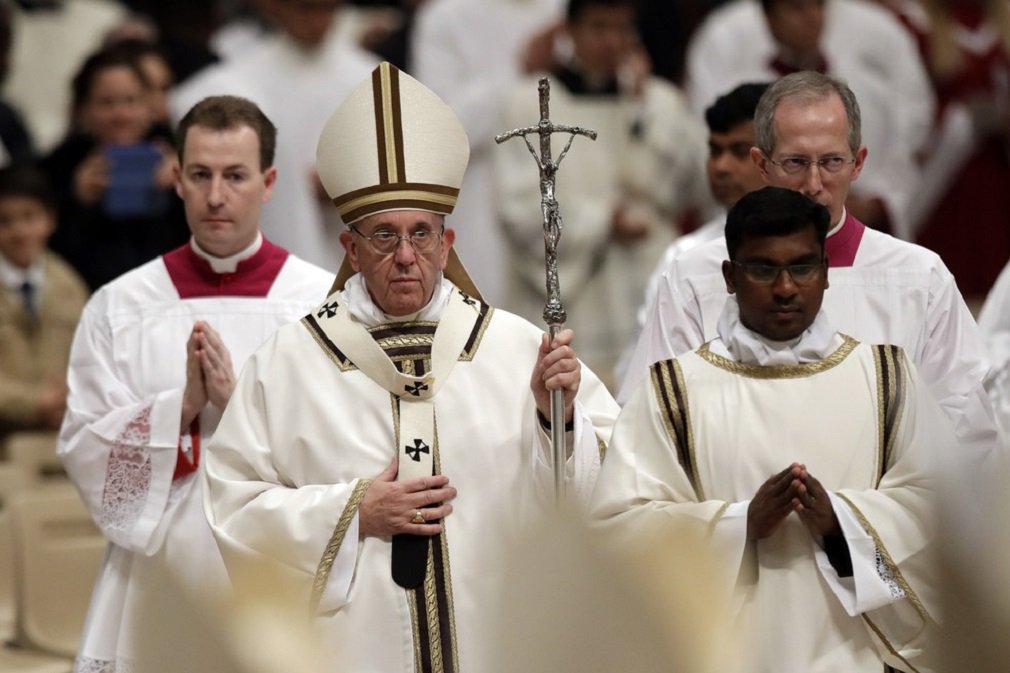O Papa Francisco fez neste domingo um apelo pela paz no Natal em um mundo lacerado pela guerra e pelo terrorismo, pedindo às pessoas que se lembrem dos migrantes, dos refugiados e daqueles afetados pela instabilidade econômica causada pela "idolatria do dinheiro"; Francisco, na quarta temporada natalina desde sua escolha como papa, em 2013, também pediu que os Palestinos e Israelenses, enfrentando tensões renovadas após uma resolução das Nações Unidas condenando os assentamentos israelenses em território ocupado, tenham a coragem de colocar o ódio e a vingança de lado e "escrevam uma nova página da história" (Foto: José Barbacena) O Papa Francisco fez neste domingo um apelo pela paz no Natal em um mundo lacerado pela guerra e pelo terrorismo, pedindo às pessoas que se lembrem dos migrantes, dos refugiados e daqueles afetados pela instabilidade econômica causada pela "idolatria do dinheiro"; Francisco, na quarta temporada natalina desde sua escolha como papa, em 2013, também pediu que os Palestinos e Israelenses, enfrentando tensões renovadas após uma resolução das Nações Unidas condenando os assentamentos israelenses em território ocupado, tenham a coragem de colocar o ódio e a vingança de lado e "escrevam uma nova página da história"
