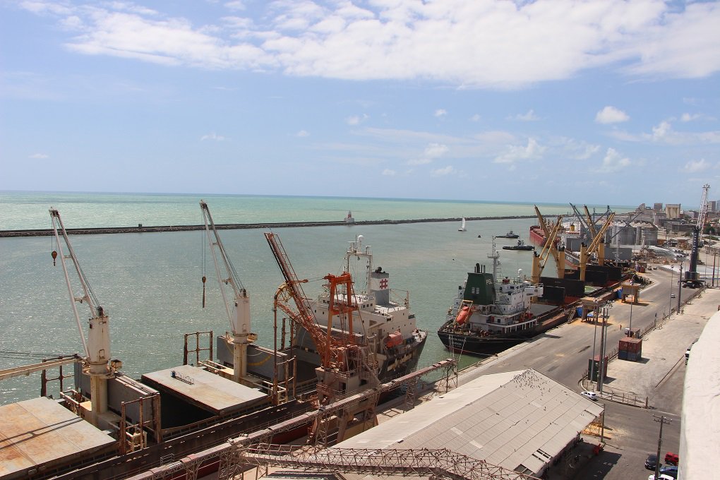 Mesmo com crise nacional, Porto do Recife conseguiu um aumento na movimentação de cargas em 2016; com 1,51 milhões de toneladas operadas, o Porto fechou o ano com crescimento consolidado de 6% em relação a 2015; os números resultam, principalmente, do retorno das importações de milho, de acordo com o diretor comercial e de operações, Carlos Vilar; "Sem dúvida alguma, esse nosso crescimento foi impactado pela retomada da movimentação marítima das cargas de milho. Somente com esse grão, chegamos ao fim do ano com um total de 400 mil toneladas do produto movimentado" (Foto: José Barbacena) Mesmo com crise nacional, Porto do Recife conseguiu um aumento na movimentação de cargas em 2016; com 1,51 milhões de toneladas operadas, o Porto fechou o ano com crescimento consolidado de 6% em relação a 2015; os números resultam, principalmente, do retorno das importações de milho, de acordo com o diretor comercial e de operações, Carlos Vilar; "Sem dúvida alguma, esse nosso crescimento foi impactado pela retomada da movimentação marítima das cargas de milho. Somente com esse grão, chegamos ao fim do ano com um total de 400 mil toneladas do produto movimentado"