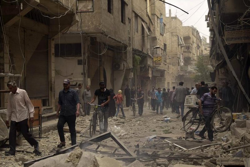 Pessoas em rua destruída por ataques aéreos, na cidade de Arbeen, Síria. 27/05/2015 REUTERS/Yousef Homs (Foto: Leonardo Attuch) Pessoas em rua destruída por ataques aéreos, na cidade de Arbeen, Síria. 27/05/2015 REUTERS/Yousef Homs
