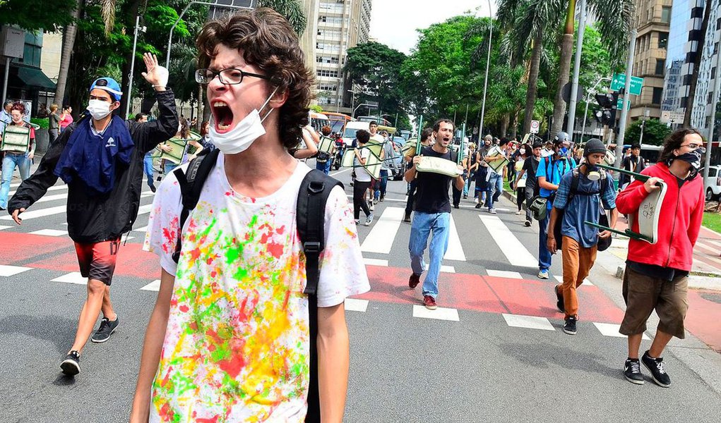 Depois de mais de 200 escolas ocupadas, prisões de estudantes e dispersão de protestos com bombas, cassetete e spray de pimenta, o governador Geraldo Alckmin (PSDB) finalmente deu o primeiro passo para debater a "reorganização" da rede estadual de ensino, que pretende fechar 93 escolas e transferir 311 mil alunos; governo anunciou uma audiência pública na próxima semana, para discutir o assunto, no Memorial da América Latina; cada escola participante deve escolher um representante para integrar o debate; Pais e alunos também poderão participar; negociações também ficarão agora por conta do secretário da Casa Civil, Edson Aparecido (Foto: Aquiles Lins) Depois de mais de 200 escolas ocupadas, prisões de estudantes e dispersão de protestos com bombas, cassetete e spray de pimenta, o governador Geraldo Alckmin (PSDB) finalmente deu o primeiro passo para debater a "reorganização" da rede estadual de ensino, que pretende fechar 93 escolas e transferir 311 mil alunos; governo anunciou uma audiência pública na próxima semana, para discutir o assunto, no Memorial da América Latina; cada escola participante deve escolher um representante para integrar o debate; Pais e alunos também poderão participar; negociações também ficarão agora por conta do secretário da Casa Civil, Edson Aparecido
