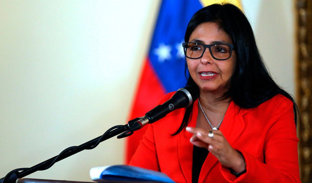 Ministra das Relações Exteriores da Venezuela, Delcy Rodriguez, usou sua conta pessoal no Twitter para negar que o país tenha sido suspenso do Mercosul pelos demais estados-membros (Brasil, Argentina, Paraguai e Uruguai); país teria sido suspenso por descumprir compromissos assumidos quando se incorporou ao bloco, em 2012; "Essa notificação não existe", escreveu; ministra afirmou, ainda, que a suposta decisão foi um "ato irritante" que a Venezuela não reconhece e que é iniciativa de "algumas pessoas que estão destruindo o Mercosul" (Foto: Paulo Emílio) Ministra das Relações Exteriores da Venezuela, Delcy Rodriguez, usou sua conta pessoal no Twitter para negar que o país tenha sido suspenso do Mercosul pelos demais estados-membros (Brasil, Argentina, Paraguai e Uruguai); país teria sido suspenso por descumprir compromissos assumidos quando se incorporou ao bloco, em 2012; "Essa notificação não existe", escreveu; ministra afirmou, ainda, que a suposta decisão foi um "ato irritante" que a Venezuela não reconhece e que é iniciativa de "algumas pessoas que estão destruindo o Mercosul"