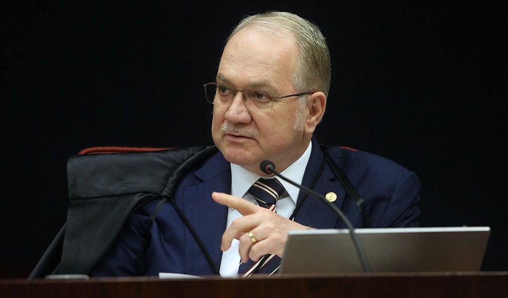 O ministro do STF Edson Fachin concedeu uma liminar favorável a Minas Gerais sobre a dívida do estado com a União; a decisão prevê que não incida sobre o pagamento os juros capitalizados – juros sobre juros; o estado também não sofrerá sanções legais, como a retenção de recursos federais, em consequência da utilização de juros simples; de acordo com Advocacia-Geral do Estado (AGE), a aplicação deste critério de cálculo resultará não apenas na quitação da dívida, como em um crédito, a favor do estado, no valor estimado de R$ 8 bilhões (Foto: Leonardo Lucena) O ministro do STF Edson Fachin concedeu uma liminar favorável a Minas Gerais sobre a dívida do estado com a União; a decisão prevê que não incida sobre o pagamento os juros capitalizados – juros sobre juros; o estado também não sofrerá sanções legais, como a retenção de recursos federais, em consequência da utilização de juros simples; de acordo com Advocacia-Geral do Estado (AGE), a aplicação deste critério de cálculo resultará não apenas na quitação da dívida, como em um crédito, a favor do estado, no valor estimado de R$ 8 bilhões