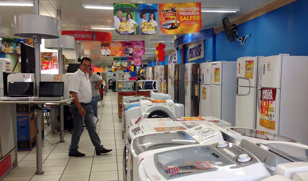 Segundo a Confederação Nacional do Comércio de Bens, Serviços e Turismo (CNC), a ICF permanece na zona negativa, abaixo de 100 pontos, indicando uma percepção de insatisfação com a situação atual; o índice registra queda pelo 8º mês consecutivo, e todos os quesitos seguem nos menores valores da série histórica, iniciada em 2010 (Foto: Roberta Namour) Segundo a Confederação Nacional do Comércio de Bens, Serviços e Turismo (CNC), a ICF permanece na zona negativa, abaixo de 100 pontos, indicando uma percepção de insatisfação com a situação atual; o índice registra queda pelo 8º mês consecutivo, e todos os quesitos seguem nos menores valores da série histórica, iniciada em 2010