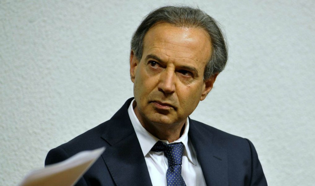 O Supremo Tribunal Federal (STF) decidiu conceder prisão domiciliar ao empresário Adir Assad, condenado por atuar como um dos operadores financeiros do esquema de desvio de recursos da Petrobras, investigado na Operação Lava Jato; com a decisão, Assad deverá cumprir prisão domiciliar integral, com monitoramento por tornozeleira eletrônica, entregar o passaporte, comparecer quinzenalmente ao Judiciário, não manter contato com outros investigado, além de não voltar ao comando das empresas que operava (Foto: Leonardo Lucena) O Supremo Tribunal Federal (STF) decidiu conceder prisão domiciliar ao empresário Adir Assad, condenado por atuar como um dos operadores financeiros do esquema de desvio de recursos da Petrobras, investigado na Operação Lava Jato; com a decisão, Assad deverá cumprir prisão domiciliar integral, com monitoramento por tornozeleira eletrônica, entregar o passaporte, comparecer quinzenalmente ao Judiciário, não manter contato com outros investigado, além de não voltar ao comando das empresas que operava