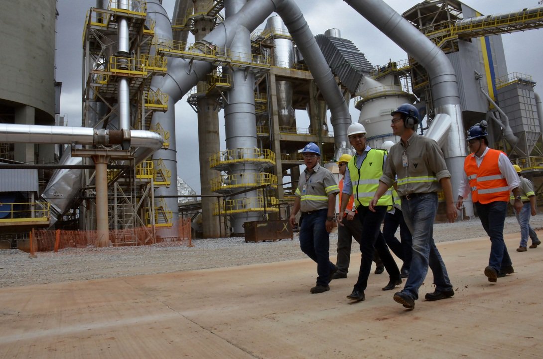 Secretaria de Desenvolvimento Econômico (SED) promove descentralização e regionalização das atividades industriais no Estado para um desenvolvimento com sustentabilidade econômica; conclusão de obras de grande porte e a ampliação de estruturas já existentes, como a do Distrito Agroindustrial de Anápolis (DAIA), entre outras, vão receber a atenção da SED com vistas a dar o suporte necessário às indústrias que estão em expansão e às que chegam para novos investimentos no estado, assegura o vice-governador e secretário de Desenvolvimento Econômico, José Eliton (Foto: José Barbacena) Secretaria de Desenvolvimento Econômico (SED) promove descentralização e regionalização das atividades industriais no Estado para um desenvolvimento com sustentabilidade econômica; conclusão de obras de grande porte e a ampliação de estruturas já existentes, como a do Distrito Agroindustrial de Anápolis (DAIA), entre outras, vão receber a atenção da SED com vistas a dar o suporte necessário às indústrias que estão em expansão e às que chegam para novos investimentos no estado, assegura o vice-governador e secretário de Desenvolvimento Econômico, José Eliton