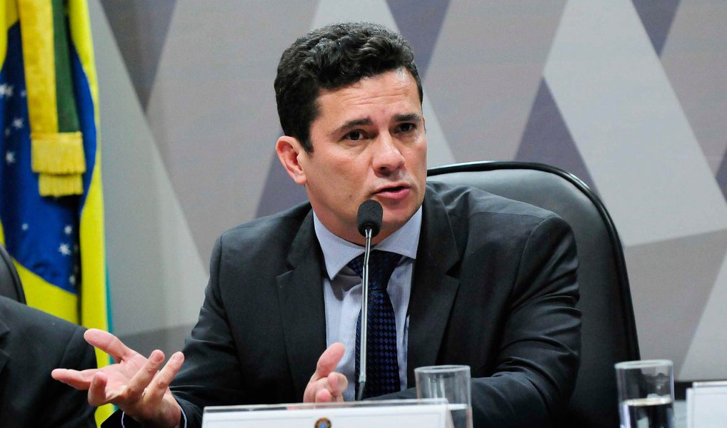 Os ministros da segunda turma do Supremo Tribunal Federal negaram, por maioria, recurso da Procuradoria Geral da República para tentar devolver ao juiz Sergio Moro, da 13ª Vara Federal de Curitiba, as investigações e a ação penal relativa a fraudes e corrupção na estatal Eletronuclear; assim o caso permanece com a Justiça do Rio de Janeiro, onde já tramita uma ação penal movida pelo Ministério Público Federal (Foto: Leonardo Lucena) Os ministros da segunda turma do Supremo Tribunal Federal negaram, por maioria, recurso da Procuradoria Geral da República para tentar devolver ao juiz Sergio Moro, da 13ª Vara Federal de Curitiba, as investigações e a ação penal relativa a fraudes e corrupção na estatal Eletronuclear; assim o caso permanece com a Justiça do Rio de Janeiro, onde já tramita uma ação penal movida pelo Ministério Público Federal