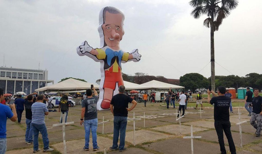 O silêncio foi rompido. Carros de som, shows, comícios com discursos inflamados contra o golpe, contra a corrupção, contra a hipocrisia, contra Temer e sua turma, contra o governador Rodrigo Rollemberg (Foto: Chico Vigilante) O silêncio foi rompido. Carros de som, shows, comícios com discursos inflamados contra o golpe, contra a corrupção, contra a hipocrisia, contra Temer e sua turma, contra o governador Rodrigo Rollemberg