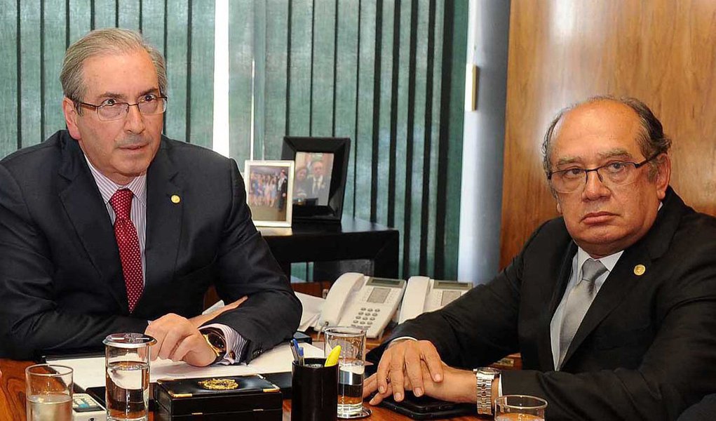 A antecipação das eleições, a instalação do 'semi-parlamentarismo', a campanha da renúncia e a reprovação das contas no TSE são outras modalidades de golpe. Com o cenário de derrota do impeachment, o julgamento das contas da campanha eleitoral no TSE assumirá centralidade na estratégia golpista (Foto: Jeferson Miola) www.brasil247.com - A antecipação das eleições, a instalação do 'semi-parlamentarismo', a campanha da renúncia e a reprovação das contas no TSE são outras modalidades de golpe. Com o cenário de derrota do impeachment, o julgamento das contas da campanha eleitoral no TSE assumirá centralidade na estratégia golpista