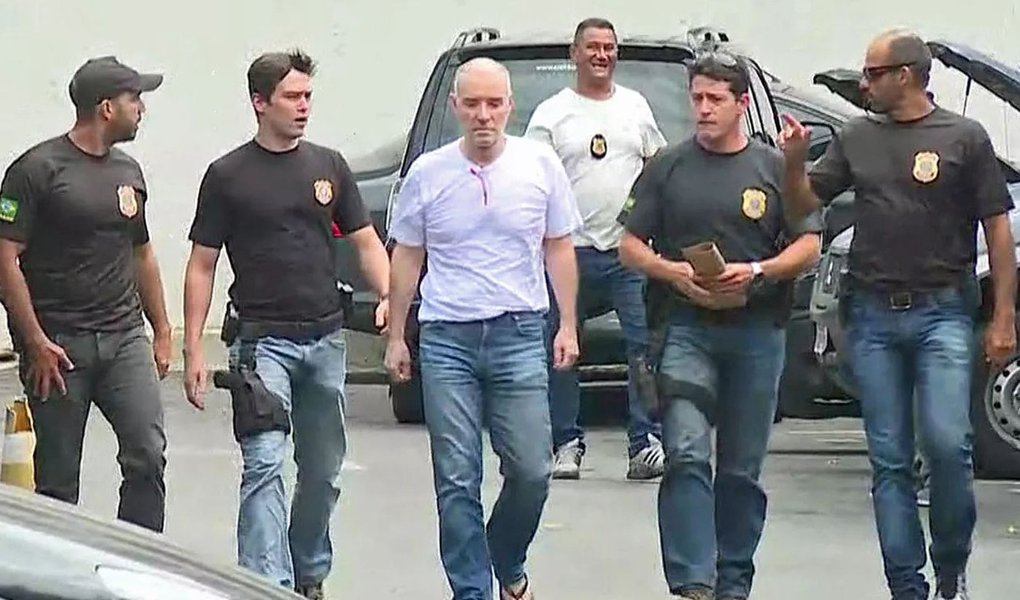 Empresário Eike Batista reservou-se ao direito de falar apenas em juízo durante o depoimento na Superintendência da Polícia Federal do Rio; "Ele não falou nada. Ele se reservou ao direito de falar somente em juízo. Na verdade o depoimento começou atrasado e, no procedimento normal da Polícia Federal e do Ministério Público, eles têm que fazer as perguntas e em todas elas ele responde que se reserva ao direito de falar em juízo, por isso que demorou", informou o advogado Fernando Martins, que defende o empresário e acompanhou ao lado dele o depoimento (Foto: Aquiles Lins) Empresário Eike Batista reservou-se ao direito de falar apenas em juízo durante o depoimento na Superintendência da Polícia Federal do Rio; "Ele não falou nada. Ele se reservou ao direito de falar somente em juízo. Na verdade o depoimento começou atrasado e, no procedimento normal da Polícia Federal e do Ministério Público, eles têm que fazer as perguntas e em todas elas ele responde que se reserva ao direito de falar em juízo, por isso que demorou", informou o advogado Fernando Martins, que defende o empresário e acompanhou ao lado dele o depoimento
