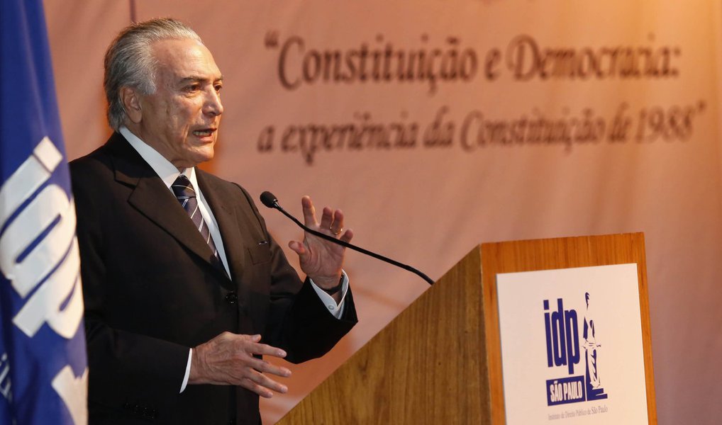 Durante o evento nesta sexta-feira promovido pelo ministro Gilmar Mendes, o vice-presidente da República, Michel Temer, defendeu maior participação do Congresso Nacional na gestão administrativa do país; "Qual é a vantagem desse sistema? É que você tem o Legislativo participando da execução orçamentária. Ou seja, coordenando junto com o Executivo para formular o projeto"; "O Legislativo passaria a participar ativamente do governo. Não teríamos os problemas que temos hoje, do tipo não tinha verba ou usou verba não sei de onde"; vice chamou o regime de governo de "semiparlamentarismo" (Foto: Aquiles Lins) Durante o evento nesta sexta-feira promovido pelo ministro Gilmar Mendes, o vice-presidente da República, Michel Temer, defendeu maior participação do Congresso Nacional na gestão administrativa do país; "Qual é a vantagem desse sistema? É que você tem o Legislativo participando da execução orçamentária. Ou seja, coordenando junto com o Executivo para formular o projeto"; "O Legislativo passaria a participar ativamente do governo. Não teríamos os problemas que temos hoje, do tipo não tinha verba ou usou verba não sei de onde"; vice chamou o regime de governo de "semiparlamentarismo"