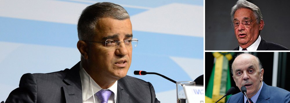 O ex-presidente Fernando Henrique Cardoso e o senador José Serra estão ajudando o vice-presidente Michel Temer a obter votos necessários na Câmara para o eventual impeachment da presidente Dilma Rousseff; segundo o colunista Kennedy Alencar, além do PMDB aliado ao governo, estão no alvo bancadas dos partidos que têm ministérios no governo Dilma: PR, PTB, PRB e PSD; os tucanos estão conversando com aliados de Dilma sinalizando que, diante da expectativa de poder de Temer, poderiam retirar o PT do governo federal e assumir o comando do país. "O PSDB aposta em Temer" (Foto: Aquiles Lins) O ex-presidente Fernando Henrique Cardoso e o senador José Serra estão ajudando o vice-presidente Michel Temer a obter votos necessários na Câmara para o eventual impeachment da presidente Dilma Rousseff; segundo o colunista Kennedy Alencar, além do PMDB aliado ao governo, estão no alvo bancadas dos partidos que têm ministérios no governo Dilma: PR, PTB, PRB e PSD; os tucanos estão conversando com aliados de Dilma sinalizando que, diante da expectativa de poder de Temer, poderiam retirar o PT do governo federal e assumir o comando do país. "O PSDB aposta em Temer"