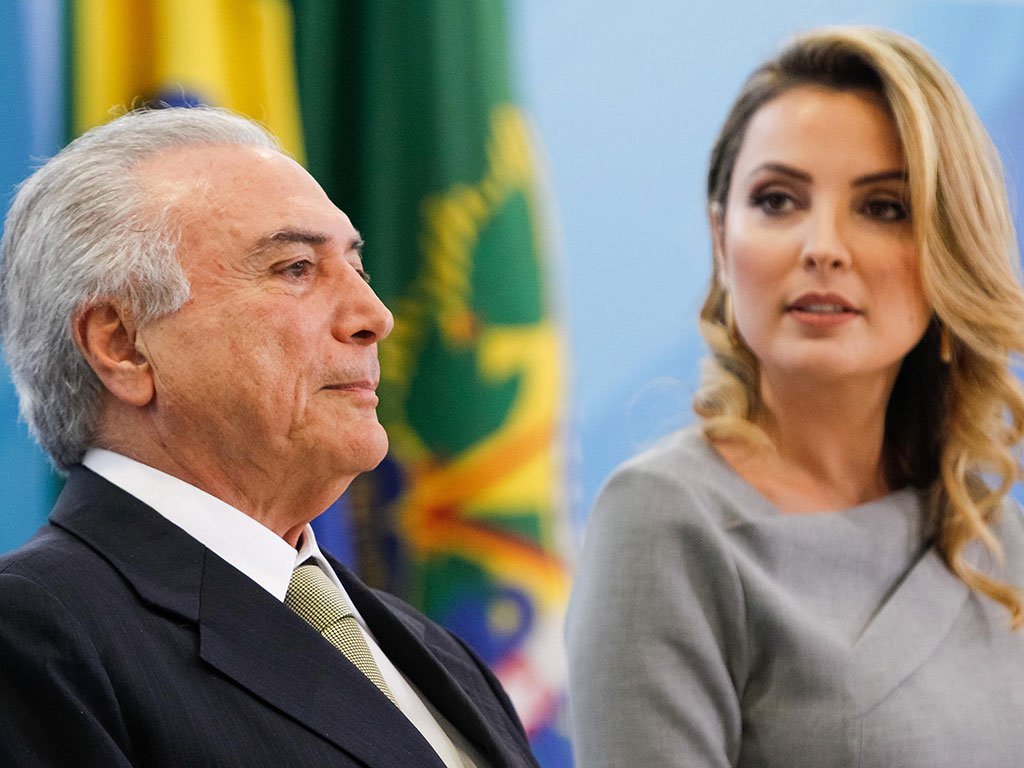 Segundo o colunista Lauro Jardim, do jornal O Globo, "Michel Temer proibiu Marcela de dar entrevistas — o que ainda não ocorreu desde que ele assumiu o cargo"; "Por enquanto, qualquer declaração dela será por meio de assessores", informa o jornalista; a notícia vem pouco depois de uma capa da revista Veja que anuncia uma "agenda nacional" da primeira-dama, que começaria a ser cumprida em janeiro (Foto: Gisele Federicce) Segundo o colunista Lauro Jardim, do jornal O Globo, "Michel Temer proibiu Marcela de dar entrevistas — o que ainda não ocorreu desde que ele assumiu o cargo"; "Por enquanto, qualquer declaração dela será por meio de assessores", informa o jornalista; a notícia vem pouco depois de uma capa da revista Veja que anuncia uma "agenda nacional" da primeira-dama, que começaria a ser cumprida em janeiro