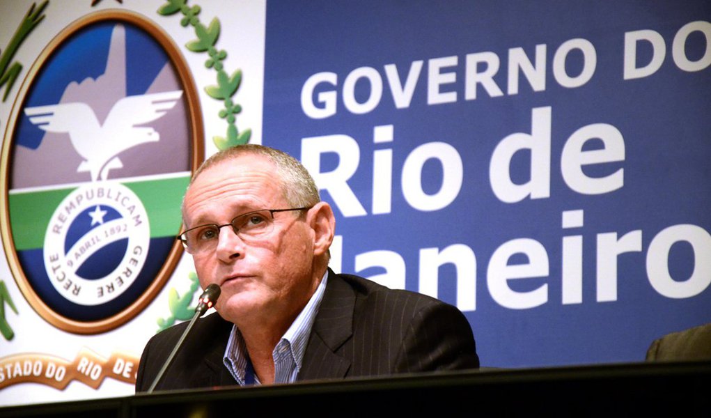 O secretário de segurança pública do Rio, José Mariano Beltrame, afirmou que as mortes dos policiais provocadas por tortura deveriam causar comoção na sociedade e não só na polícia; o dirigente comparou execuções registradas recentemente no Rio de Janeiro, como a do soldado Neandro Santos Oliveira, morto no Complexo Chapadão, com as cenas de ameaça e morte por grupos insurgentes do Oriente Médio; "Eu gostaria que a sociedade visse isso com indignação e tristeza. Parece que é o trabalho dele; que ele é policial e ele tem que morrer" (Foto: Leonardo Lucena) O secretário de segurança pública do Rio, José Mariano Beltrame, afirmou que as mortes dos policiais provocadas por tortura deveriam causar comoção na sociedade e não só na polícia; o dirigente comparou execuções registradas recentemente no Rio de Janeiro, como a do soldado Neandro Santos Oliveira, morto no Complexo Chapadão, com as cenas de ameaça e morte por grupos insurgentes do Oriente Médio; "Eu gostaria que a sociedade visse isso com indignação e tristeza. Parece que é o trabalho dele; que ele é policial e ele tem que morrer"