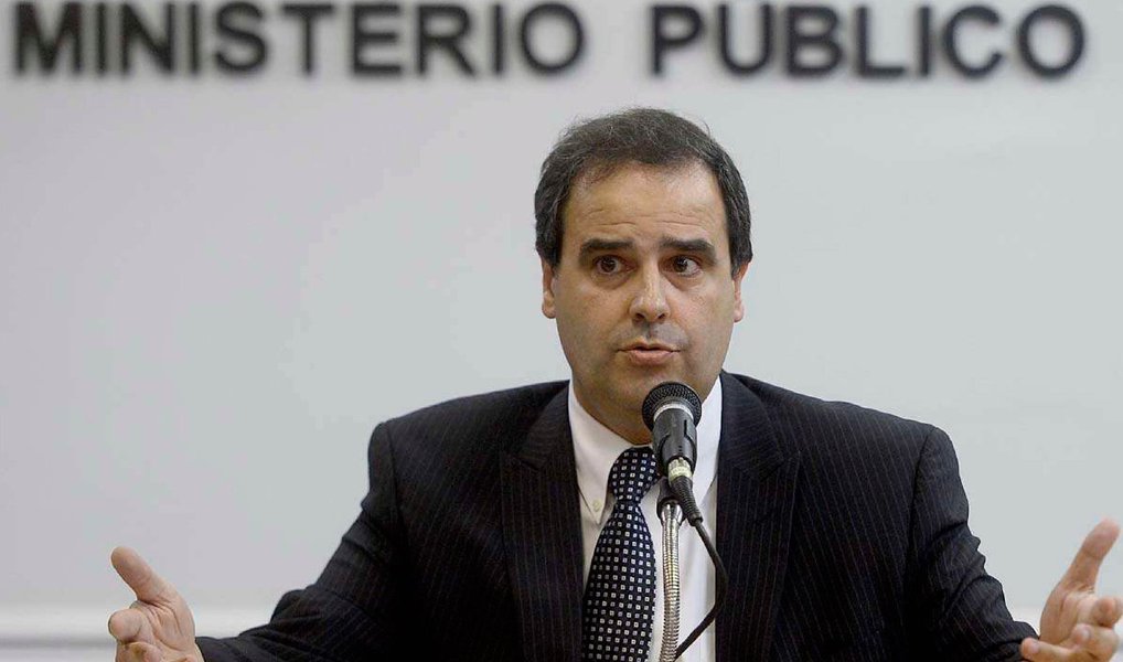 Promotor Roberto Senise Lisboa é acusado de receber R$ 428 mil para tomar decisões favoráveis às Casas Bahia durante investigações sobre supostos crimes contra o consumidor; denúncia foi oferecida pelo procurador-geral de Justiça de São Paulo, Márcio Elias Rosa; quebra de sigilo bancário mostra que o dinheiro saiu das contas da empresa, passou pelo advogado e chegou até o promotor (Foto: José Barbacena) Promotor Roberto Senise Lisboa é acusado de receber R$ 428 mil para tomar decisões favoráveis às Casas Bahia durante investigações sobre supostos crimes contra o consumidor; denúncia foi oferecida pelo procurador-geral de Justiça de São Paulo, Márcio Elias Rosa; quebra de sigilo bancário mostra que o dinheiro saiu das contas da empresa, passou pelo advogado e chegou até o promotor