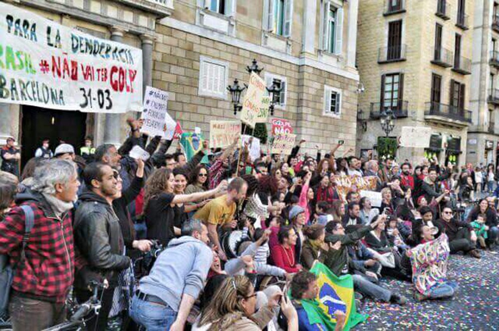 O coletivo Amigos de la Democracia en Brasil, na Espanha, organiza um ato em defesa do Estado de Direito e contra o impeachment da presidente Dilma; a manifestação vai ocorrer no próximo domingo (17), na cidade de Barcelona, no mesmo dia da votação do impeachment na Câmara dos Deputados; no final de março, as manifestações ocorreram em cidades como Nova York (EUA), Santiago (Chile), Paris (França) e Berlim (Alemanha) (Foto: Leonardo Lucena) O coletivo Amigos de la Democracia en Brasil, na Espanha, organiza um ato em defesa do Estado de Direito e contra o impeachment da presidente Dilma; a manifestação vai ocorrer no próximo domingo (17), na cidade de Barcelona, no mesmo dia da votação do impeachment na Câmara dos Deputados; no final de março, as manifestações ocorreram em cidades como Nova York (EUA), Santiago (Chile), Paris (França) e Berlim (Alemanha)
