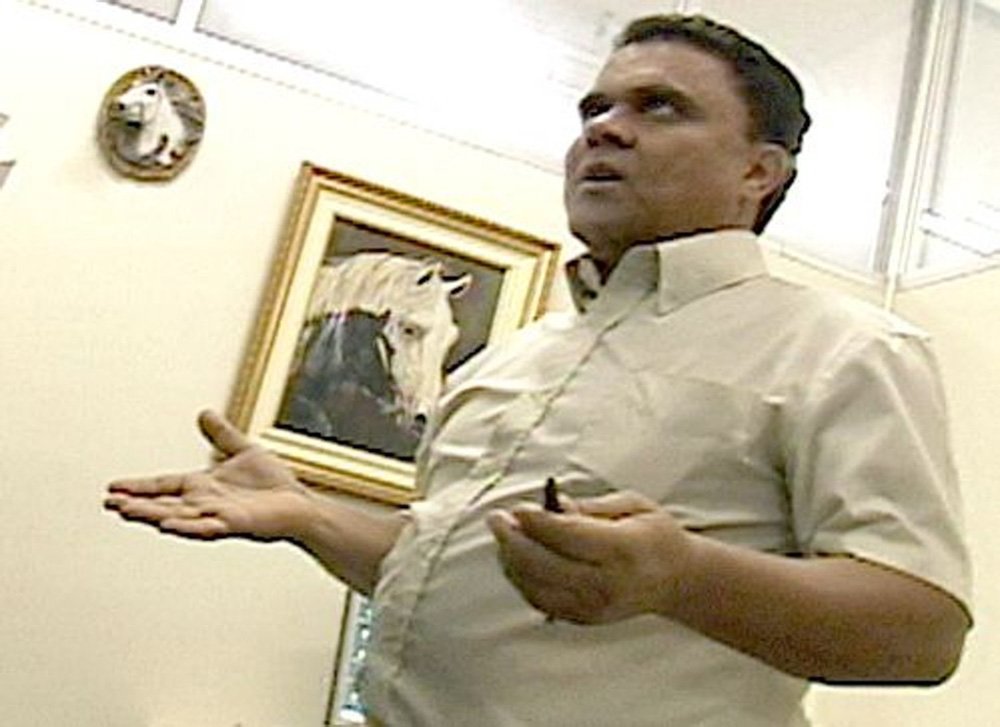 O ex-diretor de Recursos Humanos da Assembleia Legislativa do Paraná (Alep) Cláudio Marques, que estava foragido, se apresentou à Polícia Civil em Curitiba; ele foi condenado a quase 19 anos de prisão por formação de quadrilha, lavagem de dinheiro e apropriação de dinheiro público em um esquema de contratação de funcionários fantasmas na Alep (Foto: Leonardo Lucena) O ex-diretor de Recursos Humanos da Assembleia Legislativa do Paraná (Alep) Cláudio Marques, que estava foragido, se apresentou à Polícia Civil em Curitiba; ele foi condenado a quase 19 anos de prisão por formação de quadrilha, lavagem de dinheiro e apropriação de dinheiro público em um esquema de contratação de funcionários fantasmas na Alep