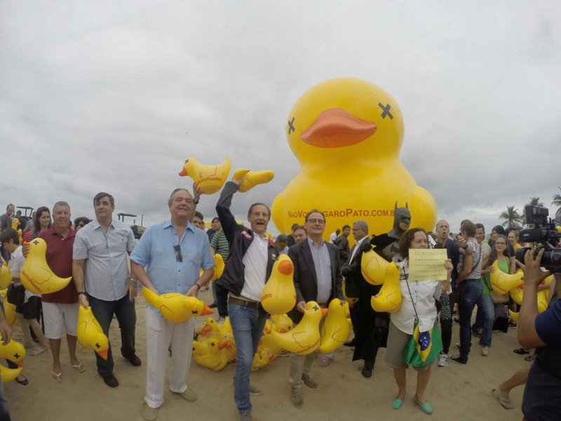 O evento aconteceu na Praia de Copacabana, onde as federações das indústrias colocaram um pato inflável de 12 metros, símbolo da campanha, e istribuíram 2.000 patinhos aos participantes; "Vamos andar com este pato pelo Brasil todo", disse o presidente da Fiesp, Paulo Skaf; "Para envolver toda a sociedade nesta campanha, que tem o significado de 'para, chega de gastança'" (Foto: Gisele Federicce) O evento aconteceu na Praia de Copacabana, onde as federações das indústrias colocaram um pato inflável de 12 metros, símbolo da campanha, e istribuíram 2.000 patinhos aos participantes; "Vamos andar com este pato pelo Brasil todo", disse o presidente da Fiesp, Paulo Skaf; "Para envolver toda a sociedade nesta campanha, que tem o significado de 'para, chega de gastança'"
