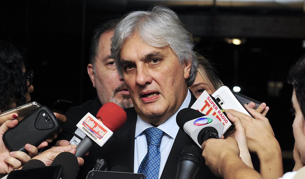 Senador Delcídio do Amaral (PT-MS) começou a ser ouvido por volta das 15h desta quinta-feira (26) pela Procuradoria-Geral da República e pela Polícia Federal do Distrito Federal; ele está preso em uma sala administrativa da PF em Brasília (Foto: Leonardo Lucena) Senador Delcídio do Amaral (PT-MS) começou a ser ouvido por volta das 15h desta quinta-feira (26) pela Procuradoria-Geral da República e pela Polícia Federal do Distrito Federal; ele está preso em uma sala administrativa da PF em Brasília