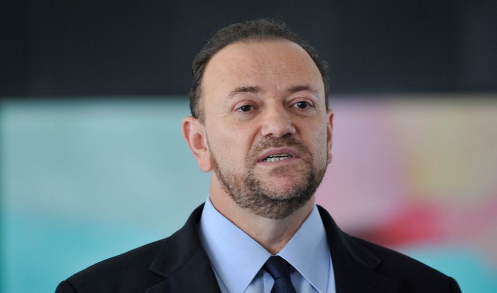 Ministro da Comunicação Social, Edinho Silva, disse que presidente Dilma Rousseff irá optar por trilhar o caminho mais viável para corrigir as "pedaladas fiscais; "Não temos que gerar polêmica nesse sentido. Se o governo tiver condições fiscais de equilibrar a execução Orçamentária o mais rápido possível, vamos equilibrar. Se tivermos que buscar todo o saneamento num período mais longo, tornaremos isso público, de forma que se consiga entender", disse; "Mais importante do que ficarmos anunciando medidas, é mostrar o esforço do governo que ao longo do período estaremos equilibrando a execução fiscal e criando todas as condições necessárias para que haja uma retomada do crescimento econômico e da geração de empregos, completou (Foto: Paulo Emílio) Ministro da Comunicação Social, Edinho Silva, disse que presidente Dilma Rousseff irá optar por trilhar o caminho mais viável para corrigir as "pedaladas fiscais; "Não temos que gerar polêmica nesse sentido. Se o governo tiver condições fiscais de equilibrar a execução Orçamentária o mais rápido possível, vamos equilibrar. Se tivermos que buscar todo o saneamento num período mais longo, tornaremos isso público, de forma que se consiga entender", disse; "Mais importante do que ficarmos anunciando medidas, é mostrar o esforço do governo que ao longo do período estaremos equilibrando a execução fiscal e criando todas as condições necessárias para que haja uma retomada do crescimento econômico e da geração de empregos, completou