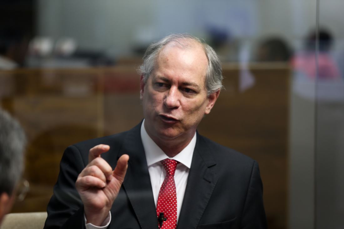 Ex-ministro da Fazenda, Ciro Gomes (PDT) afirma que, embora discorde do governo da presidente Dilma Rousseff, ele acredita que o Brasil está perdendo suas condições democráticas em razão "do golpe" em andamento no país; segundo ele, o vice-presidente Michel Temer está "golpeando o País"; para Ciro, duas ações de impeachment em apenas 24 anos "não são pouca coisa" (Foto: Paulo Emílio) Ex-ministro da Fazenda, Ciro Gomes (PDT) afirma que, embora discorde do governo da presidente Dilma Rousseff, ele acredita que o Brasil está perdendo suas condições democráticas em razão "do golpe" em andamento no país; segundo ele, o vice-presidente Michel Temer está "golpeando o País"; para Ciro, duas ações de impeachment em apenas 24 anos "não são pouca coisa"