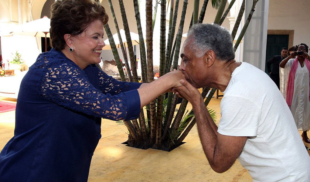 Segundo o cantor, compositor e ex-ministro da Cultura Gilberto Gil, neste momento, se vê no Brasil um exemplo de uma “aventura, um delírio político tentando legitimar uma aventura jurídica com o pedido de impeachment da presidente”: “É uma coisa que está ficando cada vez mais clara e espero que fique suficientemente clara para a sociedade brasileira, no sentido que a sociedade brasileira tenha a capacidade de se manifestar definitivamente contra essa tentativa de impedimento da presidente” (Foto: Roberta Namour) Segundo o cantor, compositor e ex-ministro da Cultura Gilberto Gil, neste momento, se vê no Brasil um exemplo de uma “aventura, um delírio político tentando legitimar uma aventura jurídica com o pedido de impeachment da presidente”: “É uma coisa que está ficando cada vez mais clara e espero que fique suficientemente clara para a sociedade brasileira, no sentido que a sociedade brasileira tenha a capacidade de se manifestar definitivamente contra essa tentativa de impedimento da presidente”