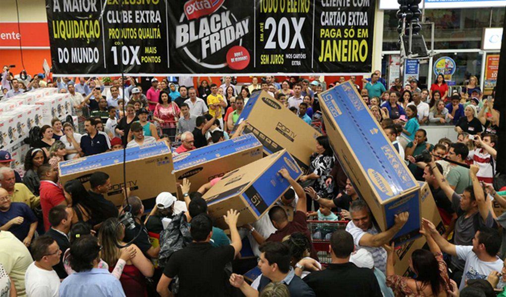 Com a proximidade da Black Friday o consumidor precisa estar atento para avitar ações abusivas por parte das empresas; Para evitar cair na chamada "Black Fraude"; o consumidor deve estar atento a itens como preço, composição, quantidade, a validade e os riscos que o produto ou serviço apresenta, entre outros pontos; a publicidade enganosa ou abusiva por parte dos fornecedores também é proibida; se ainda assim se o consumidor for vítima de uma cilada, é possível acionar os órgãos de defesa do consumidor ou até entrar com processo por danos morais (Foto: Paulo Emílio) Com a proximidade da Black Friday o consumidor precisa estar atento para avitar ações abusivas por parte das empresas; Para evitar cair na chamada "Black Fraude"; o consumidor deve estar atento a itens como preço, composição, quantidade, a validade e os riscos que o produto ou serviço apresenta, entre outros pontos; a publicidade enganosa ou abusiva por parte dos fornecedores também é proibida; se ainda assim se o consumidor for vítima de uma cilada, é possível acionar os órgãos de defesa do consumidor ou até entrar com processo por danos morais