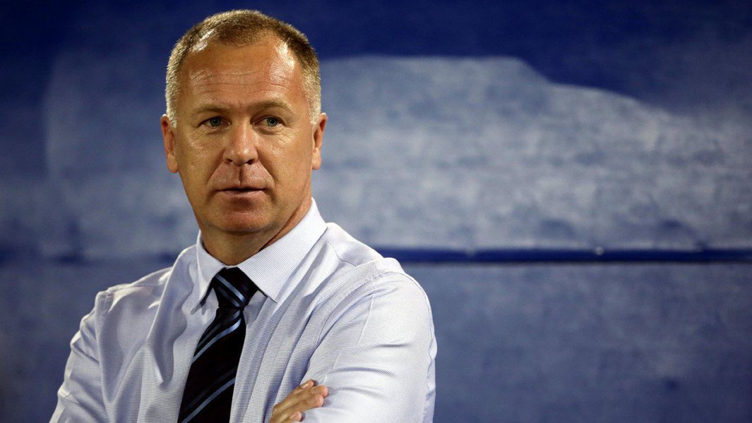 O treinador do Cruzeiro, Mano Menezes, confirmou junto à diretoria do clube, sua saída do clube celeste para o futebol chinês, onde comandará o Shandong Luneng; de acordo com os bastidores, Mano receberá um salário de aproximadamente R$ 1,5 milhão mensal; para tirar o treinador do Cruzeiro, o Shandong teve que pagar a multa rescisória do técnico junto ao clube celeste, avaliada em cerca de R$ 7 milhões (Foto: Leonardo Lucena) O treinador do Cruzeiro, Mano Menezes, confirmou junto à diretoria do clube, sua saída do clube celeste para o futebol chinês, onde comandará o Shandong Luneng; de acordo com os bastidores, Mano receberá um salário de aproximadamente R$ 1,5 milhão mensal; para tirar o treinador do Cruzeiro, o Shandong teve que pagar a multa rescisória do técnico junto ao clube celeste, avaliada em cerca de R$ 7 milhões